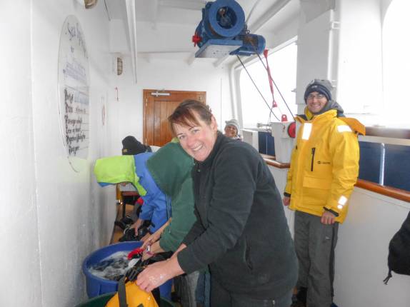 Última atividade do grupo de caiaque, a lavagem de todo o nosso equipamento antes de guardá-lo para o próximo grupo, a bordo do Sea Spirit, já a caminho da América do Sul